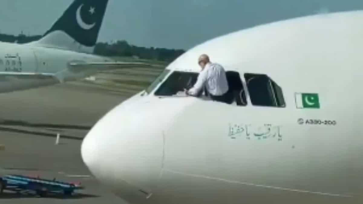 Vídeo: Un piloto paquistaní se vuelve viral al limpiar la ventana de un avión y genera reacciones divertidas