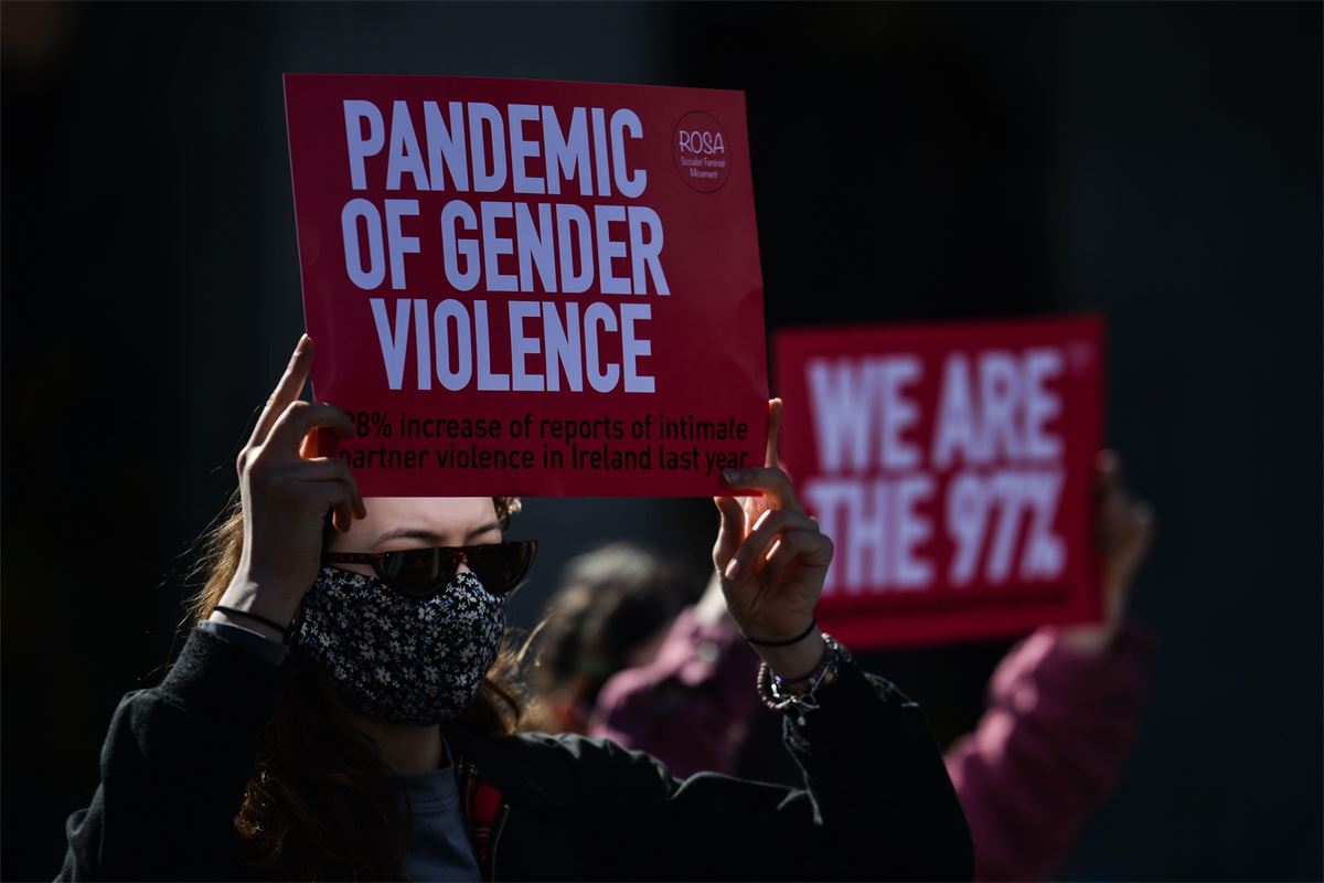 Cómo los deepfakes sexualmente explícitos socavan la democracia y el papel de las mujeres en la UE