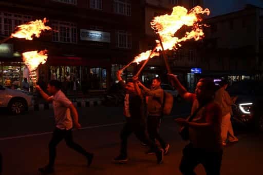 La policía dispara gases lacrimógenos mientras miles de personas protestan por las acusaciones de fraude "político" del ex viceprimer ministro