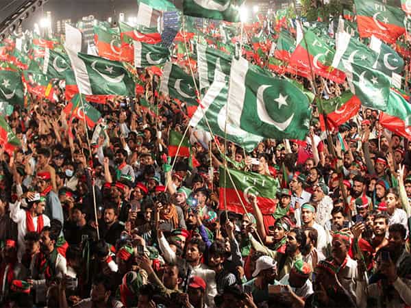 Pakistán: La lluvia debilita las defensas policiales mientras los manifestantes del PTI avanzan hacia el demócrata de Chowk en Islamabad