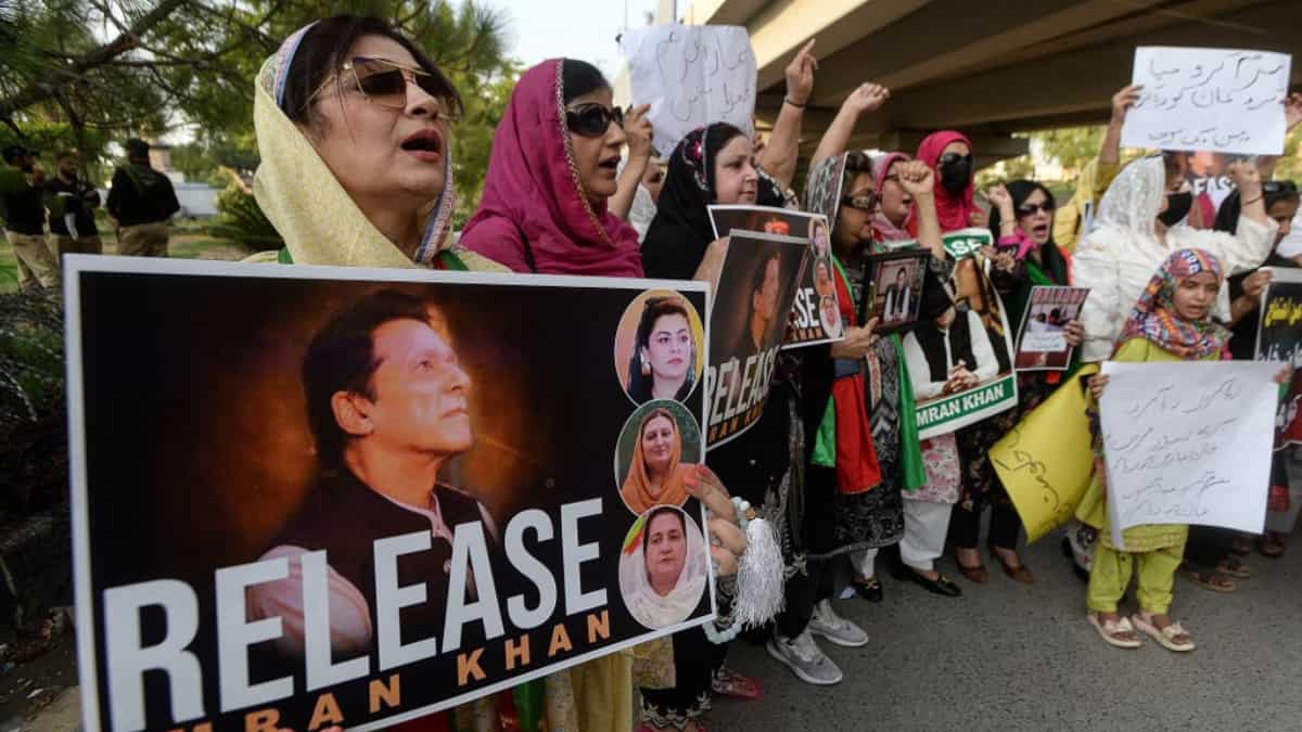 Pakistán bloquea la capital y suspende los servicios de Internet para detener la manifestación de los partidarios del partido de Imran Khan