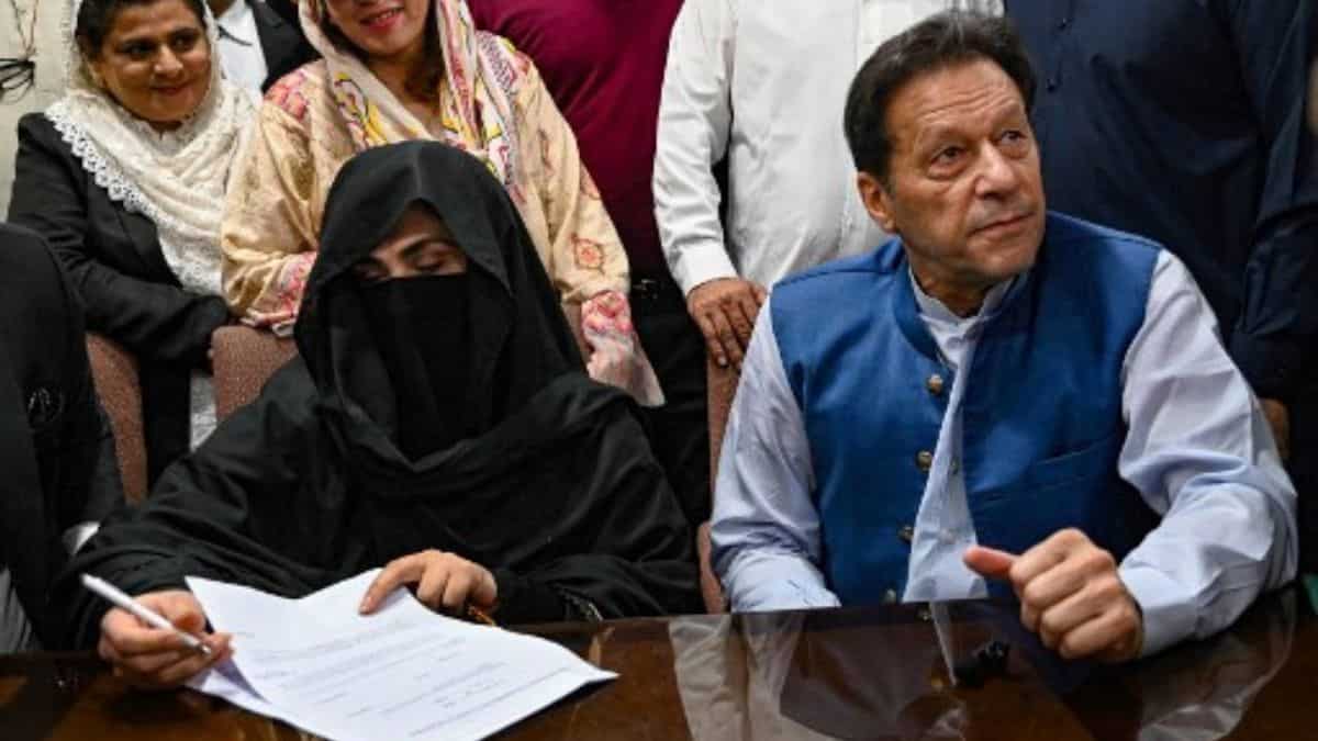 Un tribunal de Pakistán concede la libertad bajo fianza a la esposa de Imran Khan, Bushra Bibi, en el caso Toshakhana