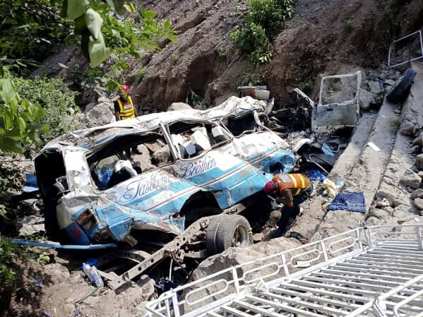 Al menos 14 muertos en un accidente de autobús para una boda en Pakistán; la única sobreviviente es la novia, dicen los rescatistas