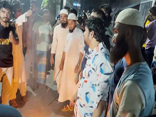 Bangladesh: Manifestantes incendian la oficina del Partido Jatiya en Dhaka en medio de protestas contra Hasina
