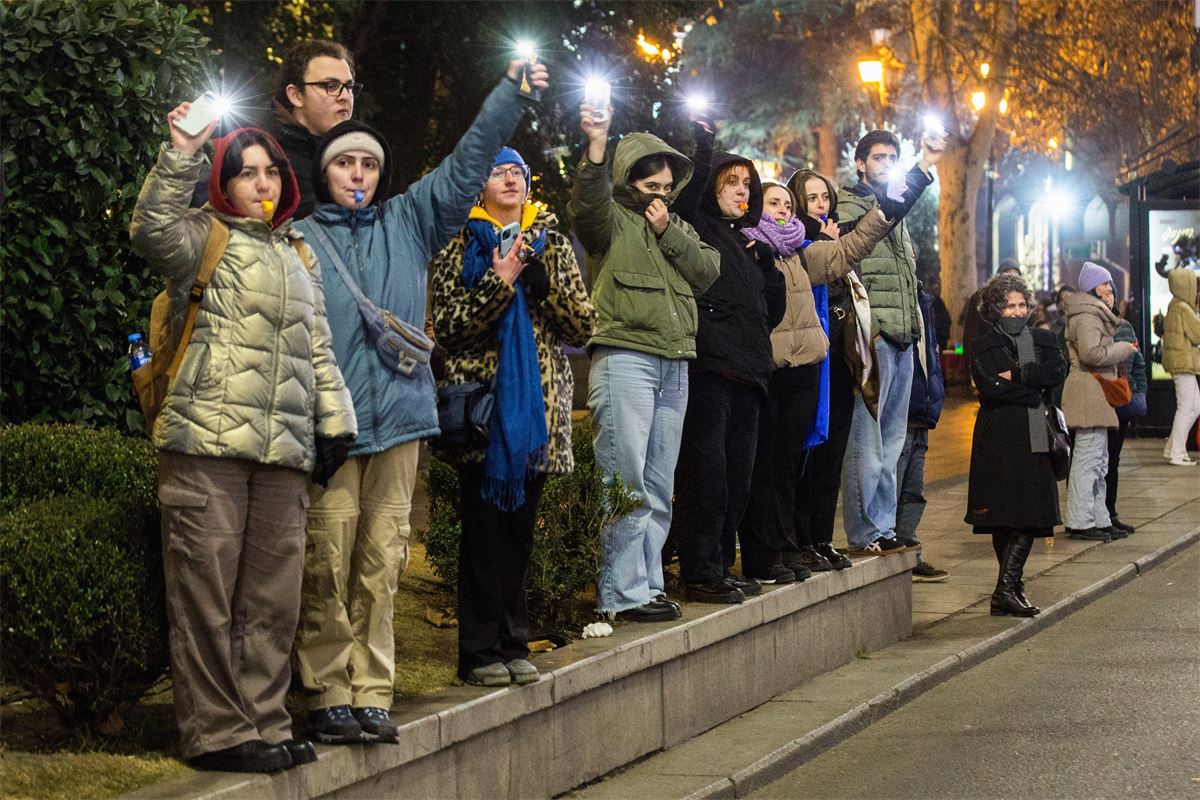 Los manifestantes georgianos resisten una represión cada vez más autoritaria