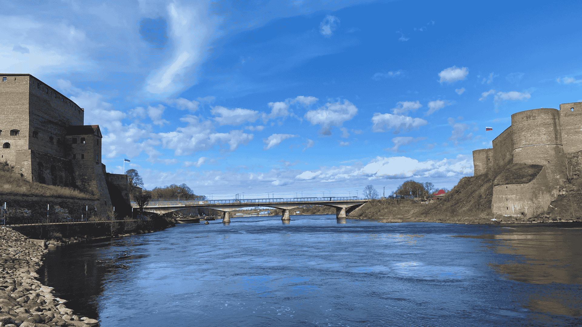 El río Narva entre la ciudad estonia de Narva e Ivangorod en Rusia. Narva, Estonia, abril de 2026. (Peder Schaefer)