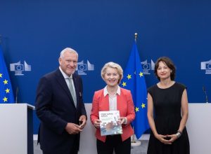 El plan de Europa para proteger a los niños en línea va más allá de una prohibición de edad