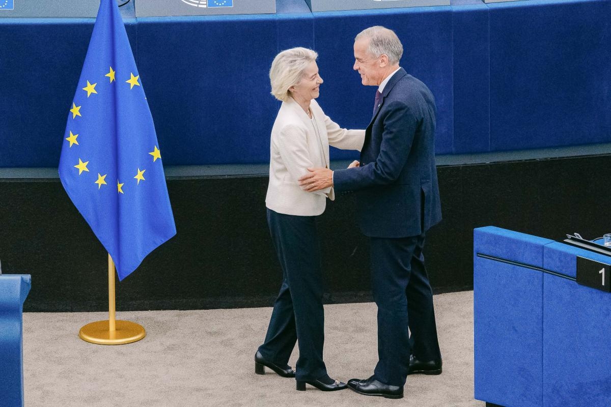 La presidenta de la Comisión Europea, Ursula von der Leyen, saluda al primer ministro de Canadá, Mark Carney, en el discurso sobre el estado de la Unión en Estrasburgo el 16 de septiembre de 2026 (Unión Europea, 2026).