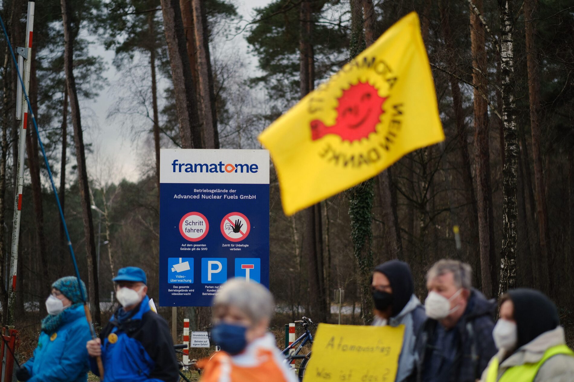 La gente se manifiesta frente a la fábrica de elementos combustibles de Lingen para el desmantelamiento de todas las plantas nucleares, Lingen, Alemania, el 22 de enero de 2022.