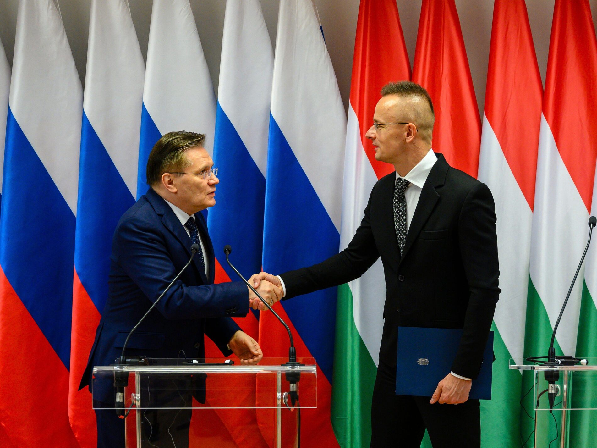 El director ejecutivo de la Corporación Estatal Rusa de Energía Atómica Rosatom, Alexey Likhachev, izquierda, y el ministro húngaro de Asuntos Exteriores y Comercio, Peter Szijjarto, celebran una conferencia de prensa después de firmar un plan de construcción para 2024 en Paks, Hungría central, el martes 14 de noviembre de 2023.