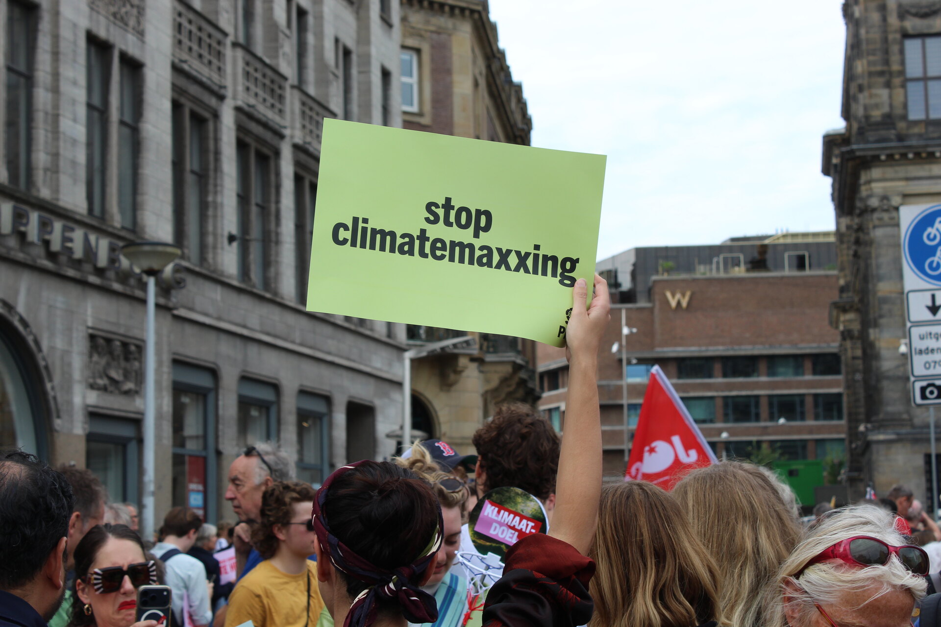 Activistas verdes durante la marcha por el clima en Amsterdam el 12 de septiembre