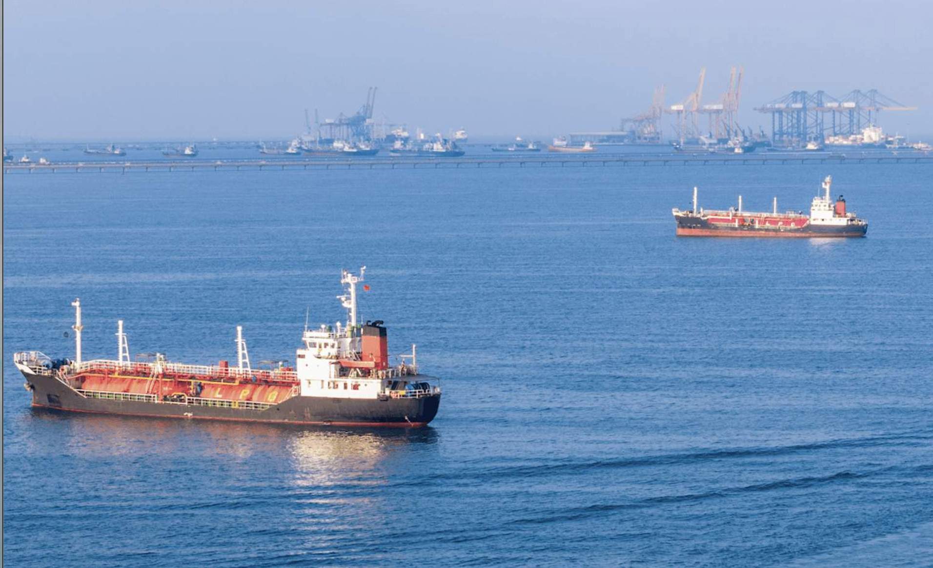 Petroleros y gaseros anclados en el Estrecho de Ormuz. © Suphanat Khumsap / iStock.
