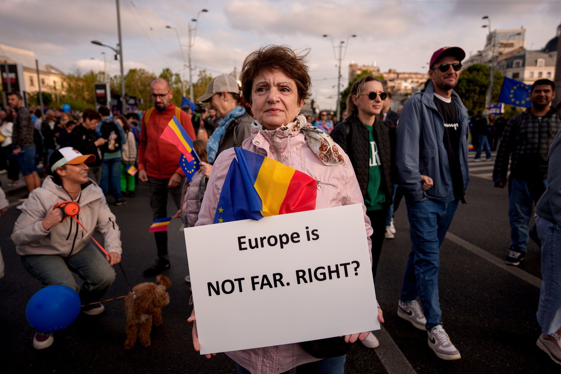 Una mujer asiste a una manifestación a favor de la UE antes de la segunda vuelta de las elecciones presidenciales en Bucarest, Rumania, el 9 de mayo de 2025. (Foto AP/Andreea Alexandru)